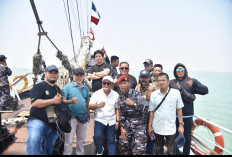 Bupati Kuningan dan Jajaran Pemkab Joy Sailing di KRI Dewaruci, Perkuat Sinergi dengan TNI AL