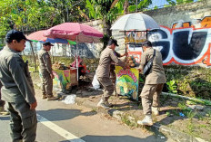 Sosialisasi Sebelum Penertiban: Satpol PP Cirebon Desak PKL Tak Jualan di Trotoar dan Badan Jalan