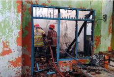Kebakaran di Sindanglaut Cirebon, Api Melalap Rumah dan 2 Motor dalam Hitungan Menit