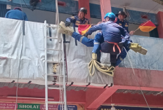 Adu Skill Petugas Damkar Kota Cirebon, Diuji Padamkan Api hingga Evakuasi Korban