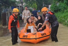 Air Meluap ke Pemukiman! Warga Kalijaga Kota Cirebon Dievakuasi Petugas BPBD dan Polisi