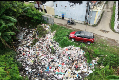 Diduga Limbah Usaha, Warga Keluhkan Pembuangan Sampah Liar di Sutawinangun Cirebon