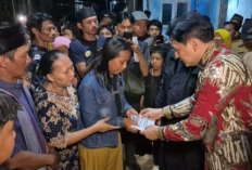 Bupati Lucky Hakim Serahkan Bantuan untuk Keluarga Korban Kecelakaan Maut di Indramayu, 