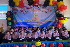 Penuh Haru, Siswa RA Tahfidz Quran Attaqwa Cirebon Sematkan Mahkota kepada Ortu saat Pelepasan dan Pentas Seni