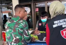 Babinsa Kebon Baru Evakuasi Orang Tak Dikenal Mengalami Kejang-kejang