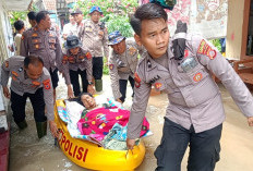 Sungai Condong Meluap, Polisi Evakuasi Warga Sakit di Desa Astana Cirebon
