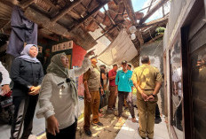 Tinjau Rumah Warga yang Ambruk di Pegambiran, Wakil Wali Kota Pastikan Bantuan Segera Terealisasi